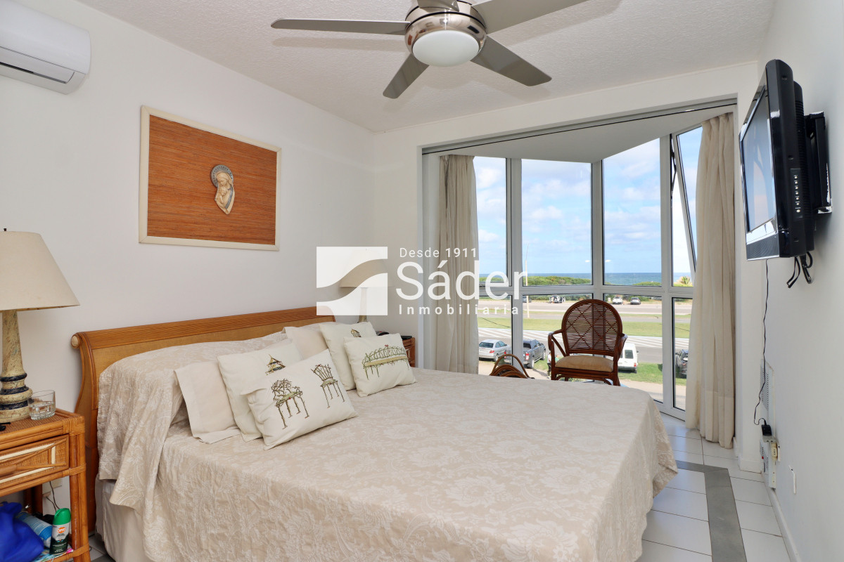 Apartamento ID.3910 - Espacios Amplios y Vista al Mar en Primera Línea