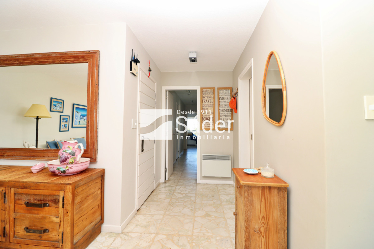Apartamento ID.4553 - Apto 3 dormitorios. Playa mansa. Edifico de categoria