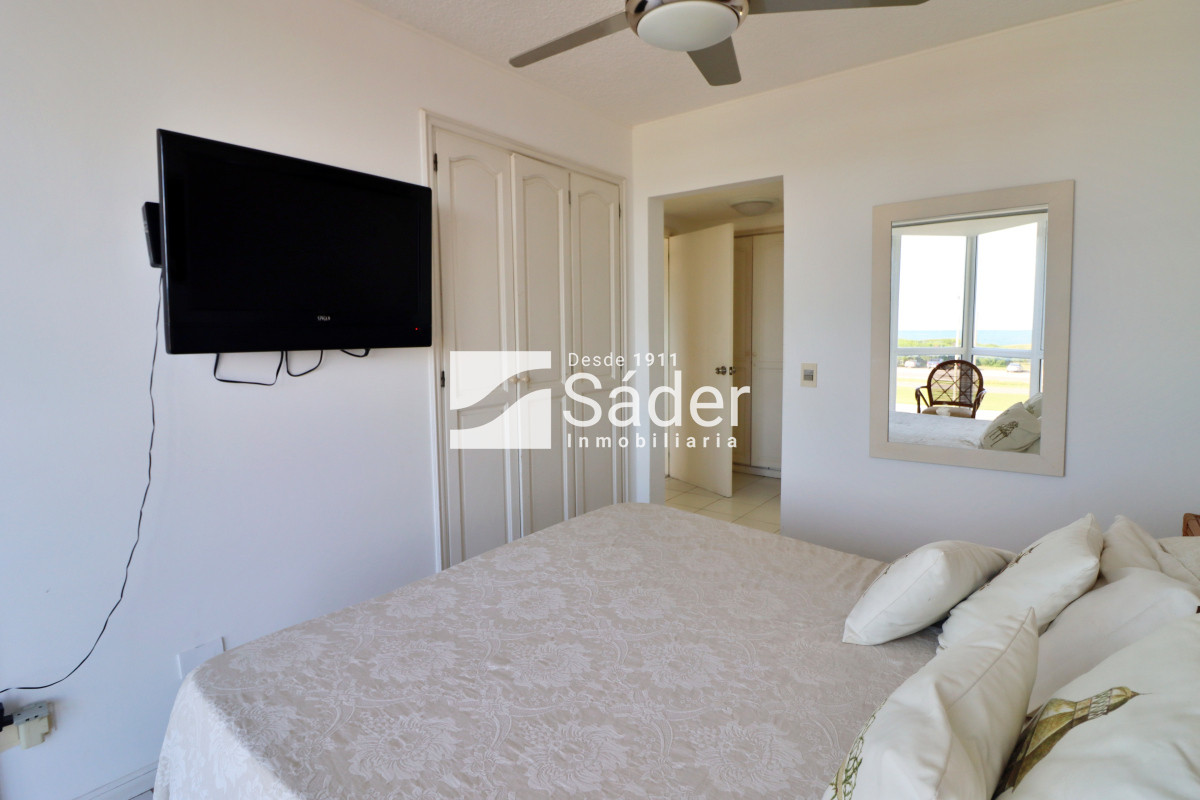 Apartamento ID.3910 - Espacios Amplios y Vista al Mar en Primera Línea
