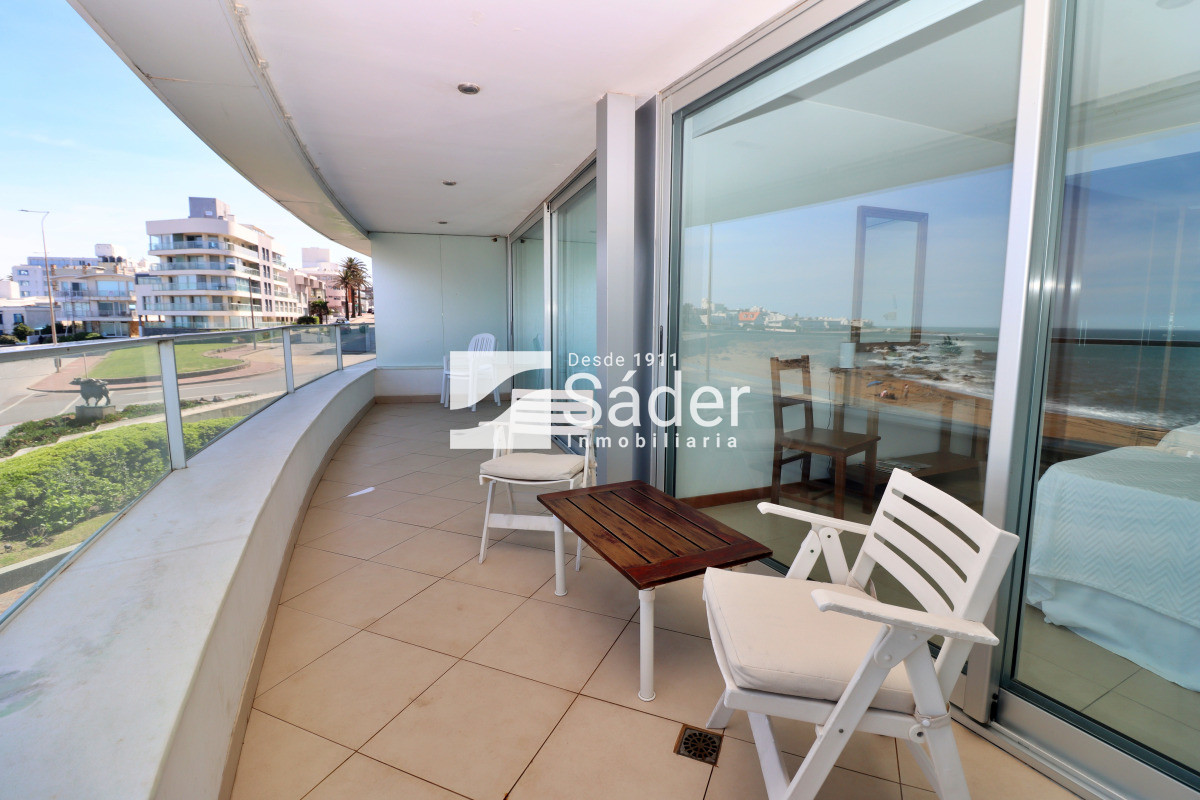 Apartamento ID.4300 - Apto. en alquiler de 3 dormitorios. Frente al mar