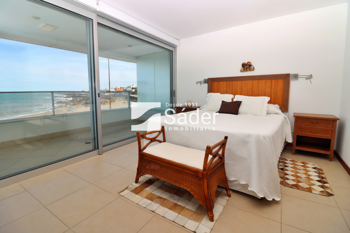 Apartamento ID.4300 - Apto. en alquiler de 3 dormitorios. Frente al mar