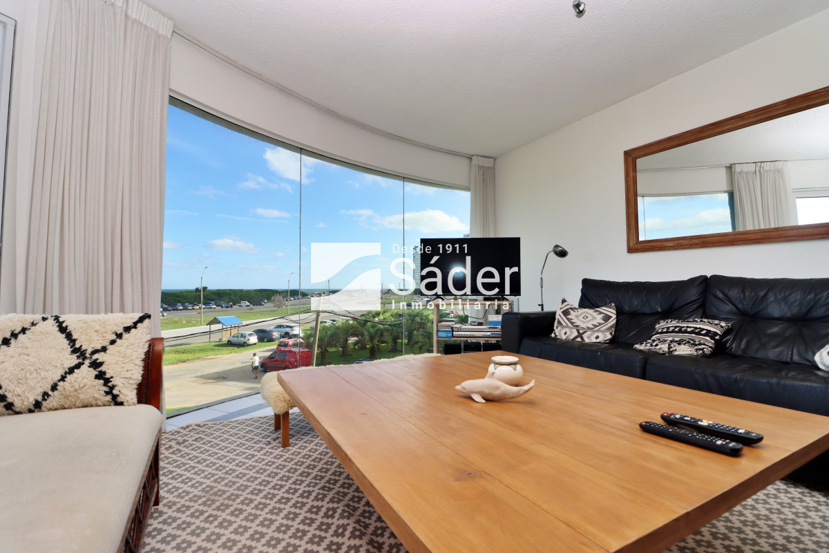 Apartamento ID.3910 - Espacios Amplios y Vista al Mar en Primera Línea