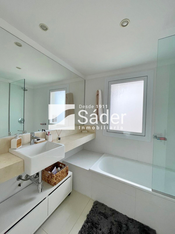 Apartamento ID.4428 - Apto en alquiler. Playa mansa 3 dormitorios en suite