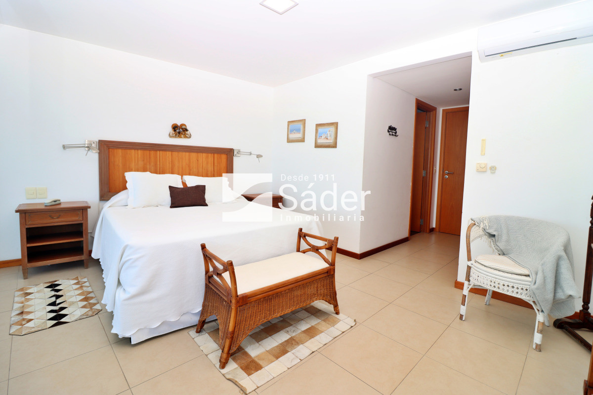 Apartamento ID.4300 - Apto. en alquiler de 3 dormitorios. Frente al mar