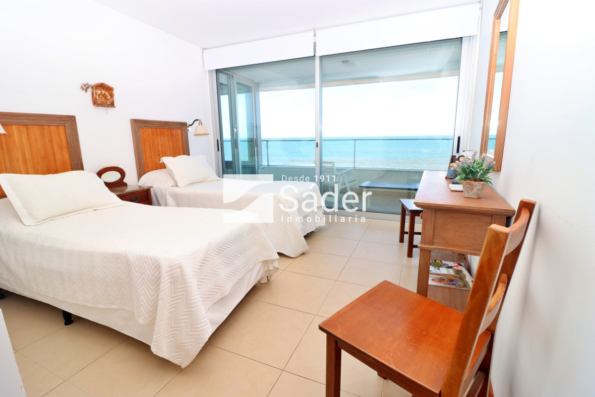 Apartamento ID.4300 - Apto. en alquiler de 3 dormitorios. Frente al mar