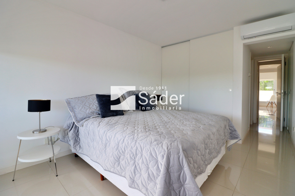 Apartamento ID.4428 - Apto en alquiler. Playa mansa 3 dormitorios en suite
