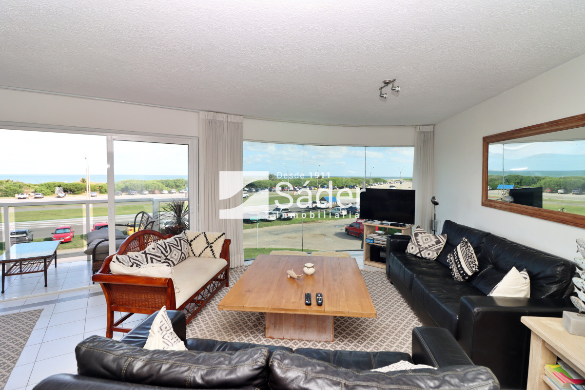 Apartamento ID.3910 - Espacios Amplios y Vista al Mar en Primera Línea