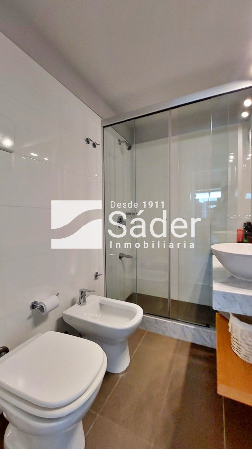 Apartamento ID.4553 - Apto 3 dormitorios. Playa mansa. Edifico de categoria