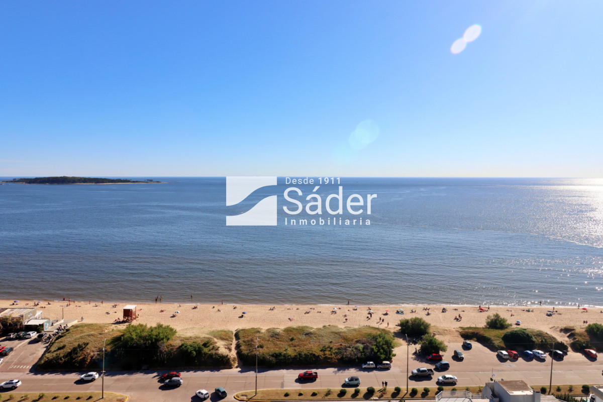 Apartamento ID.4553 - Apto 3 dormitorios. Playa mansa. Edifico de categoria