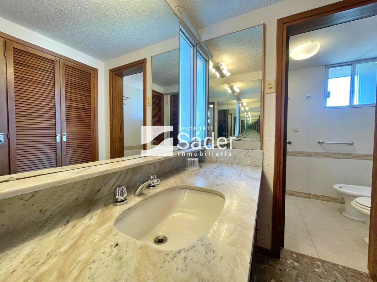 Apartamento ID.4276 - Apto. 3 dorm. con vista al mar. (Playa mansa, pda. 3)