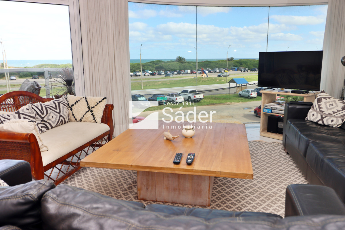 Apartamento ID.3910 - Espacios Amplios y Vista al Mar en Primera Línea