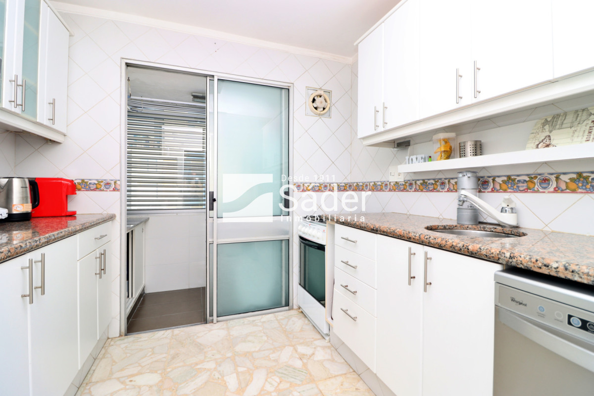 Apartamento ID.4553 - Apto 3 dormitorios. Playa mansa. Edifico de categoria