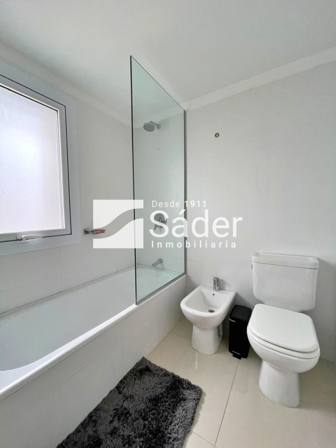 Apartamento ID.4428 - Apto en alquiler. Playa mansa 3 dormitorios en suite