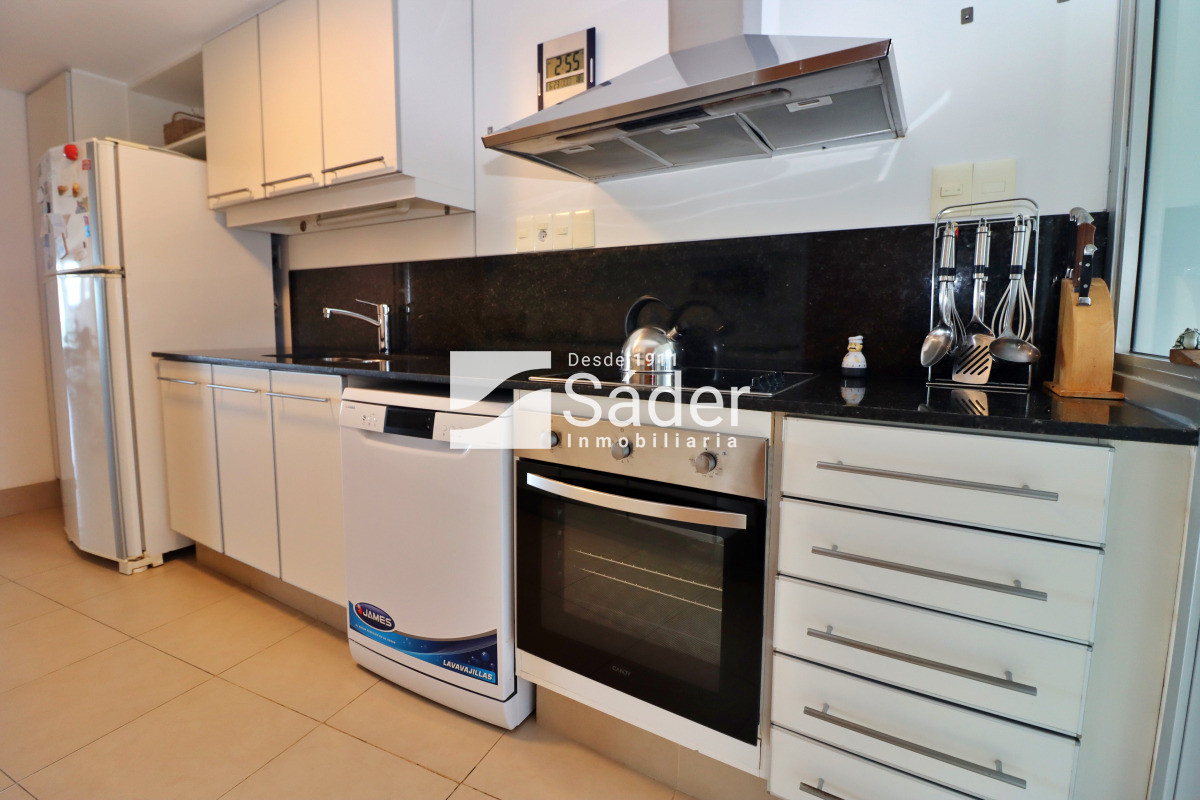 Apartamento ID.4300 - Apto. en alquiler de 3 dormitorios. Frente al mar