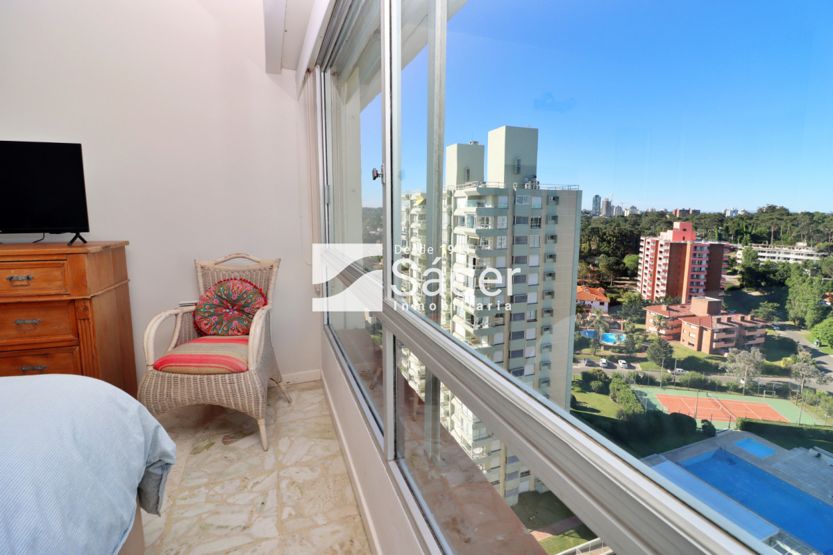 Apartamento ID.4553 - Apto 3 dormitorios. Playa mansa. Edifico de categoria