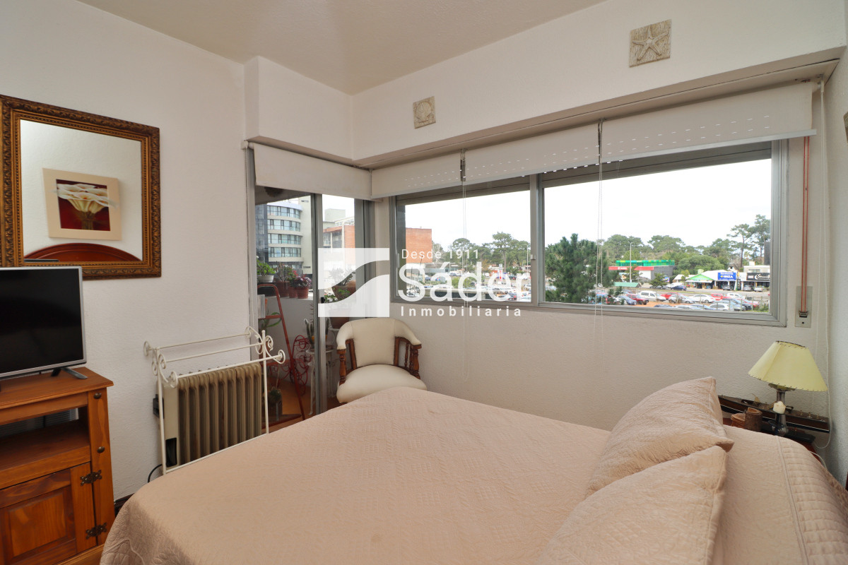 Apartamento ID.4243 - Apto funcional y bien ubicado, Pda 14 sobre  Roosevelt