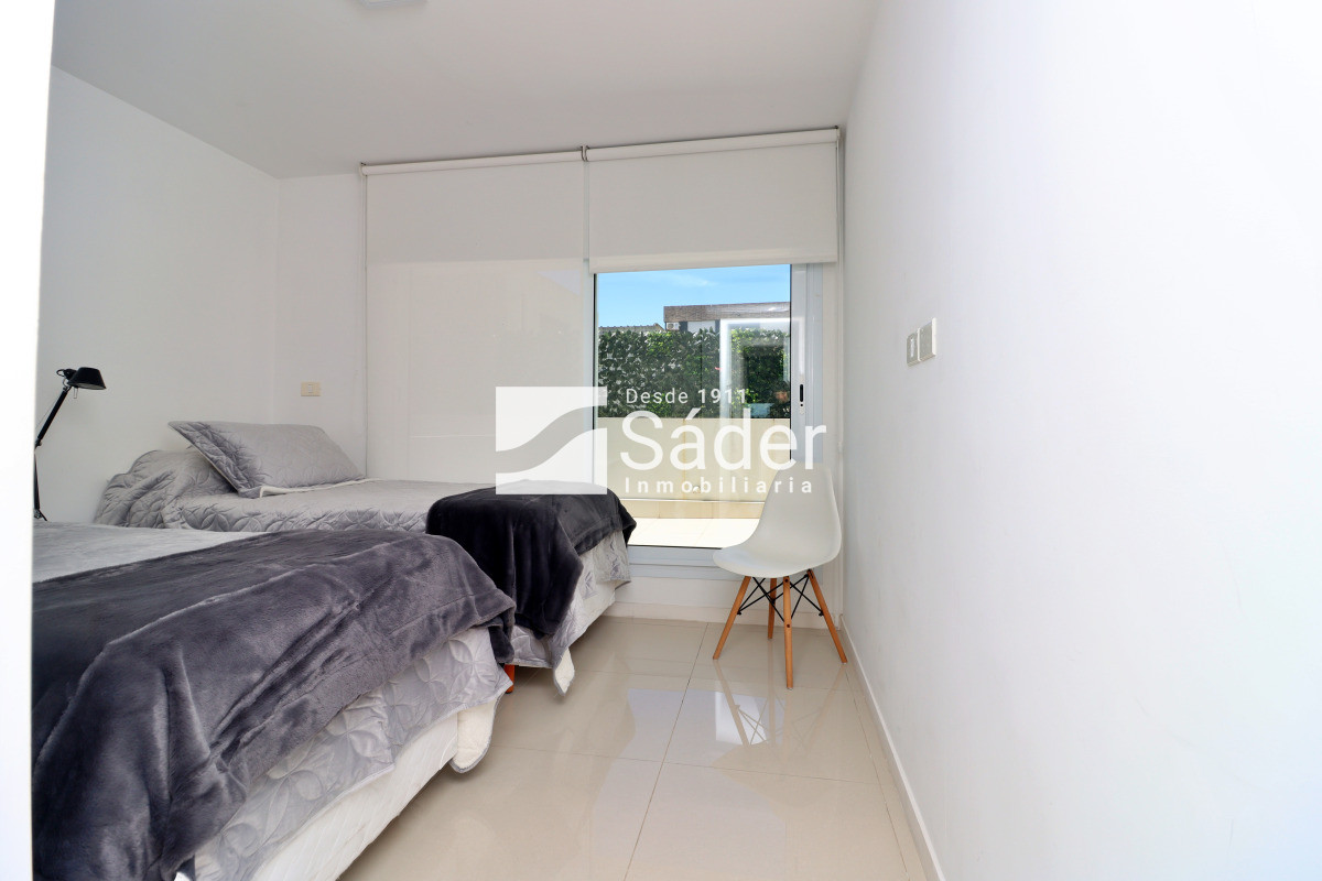 Apartamento ID.4428 - Apto en alquiler. Playa mansa 3 dormitorios en suite