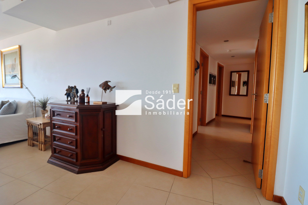 Apartamento ID.4300 - Apto. en alquiler de 3 dormitorios. Frente al mar