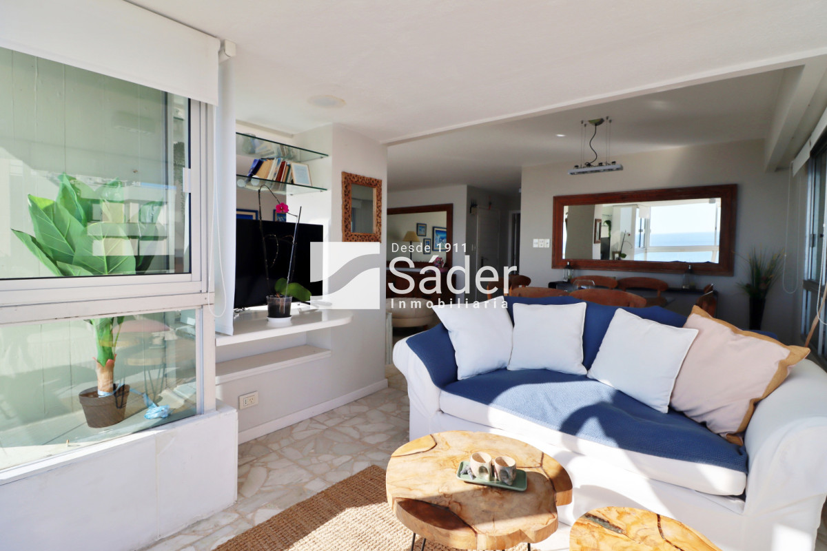 Apartamento ID.4553 - Apto 3 dormitorios. Playa mansa. Edifico de categoria