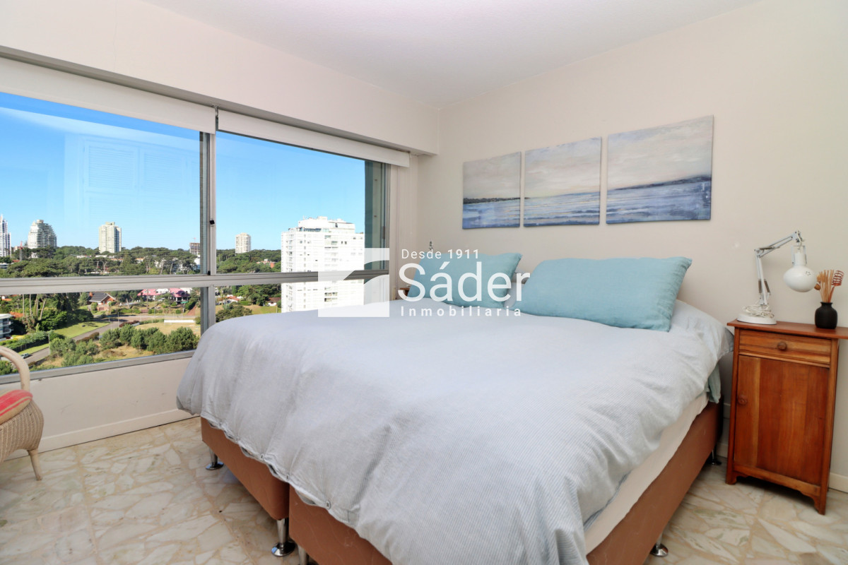 Apartamento ID.4553 - Apto 3 dormitorios. Playa mansa. Edifico de categoria