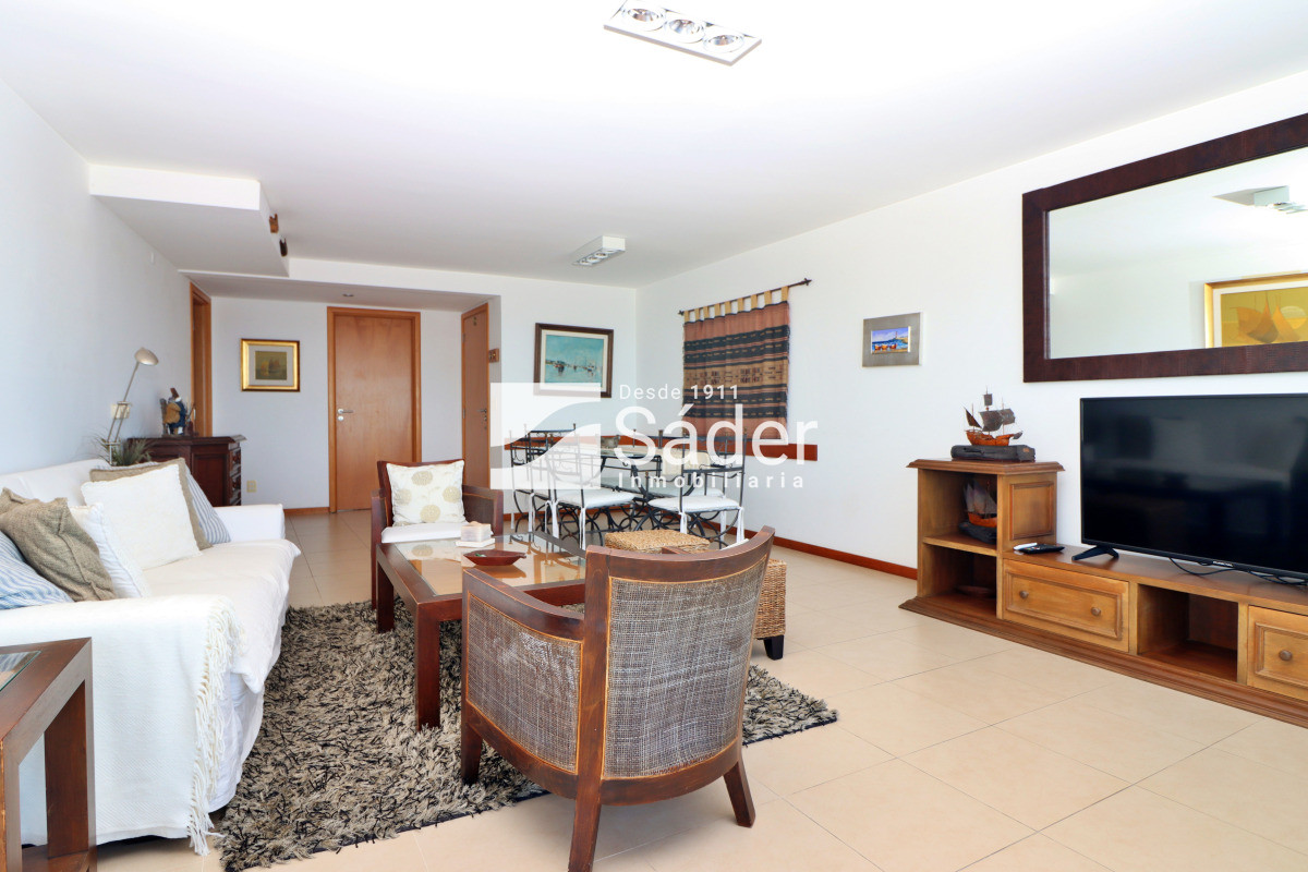 Apartamento ID.4300 - Apto. en alquiler de 3 dormitorios. Frente al mar