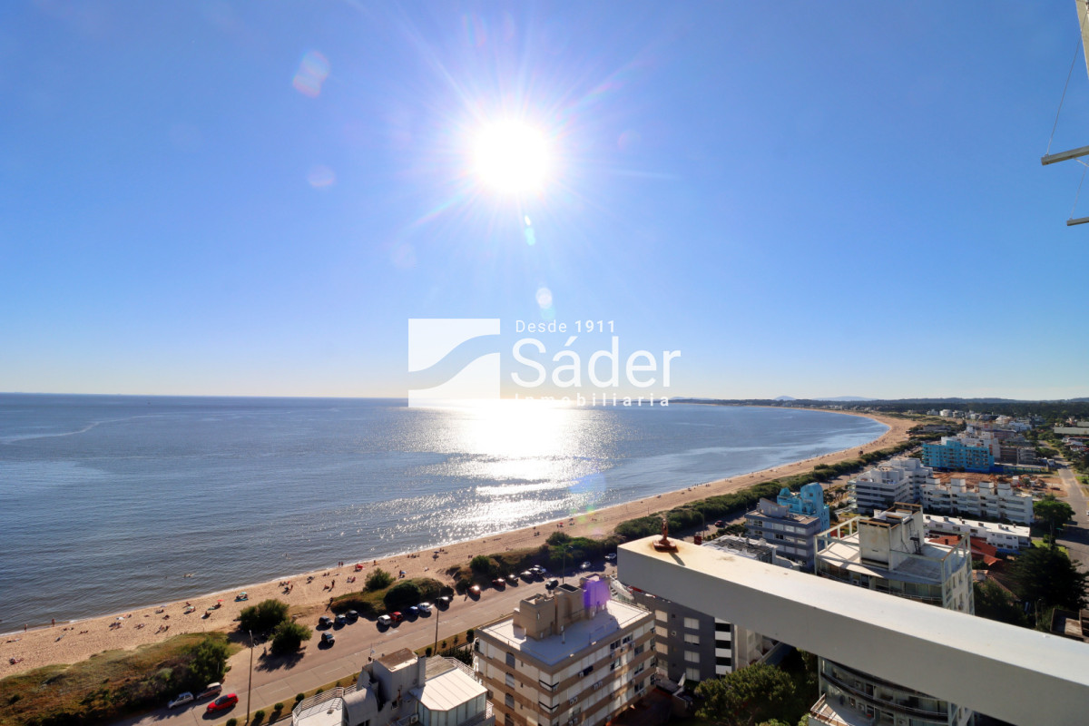 Apartamento ID.4553 - Apto 3 dormitorios. Playa mansa. Edifico de categoria