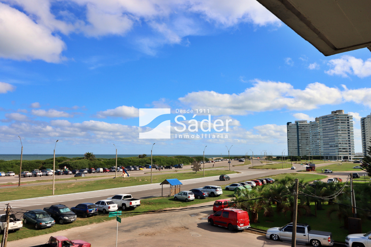 Apartamento ID.3910 - Espacios Amplios y Vista al Mar en Primera Línea