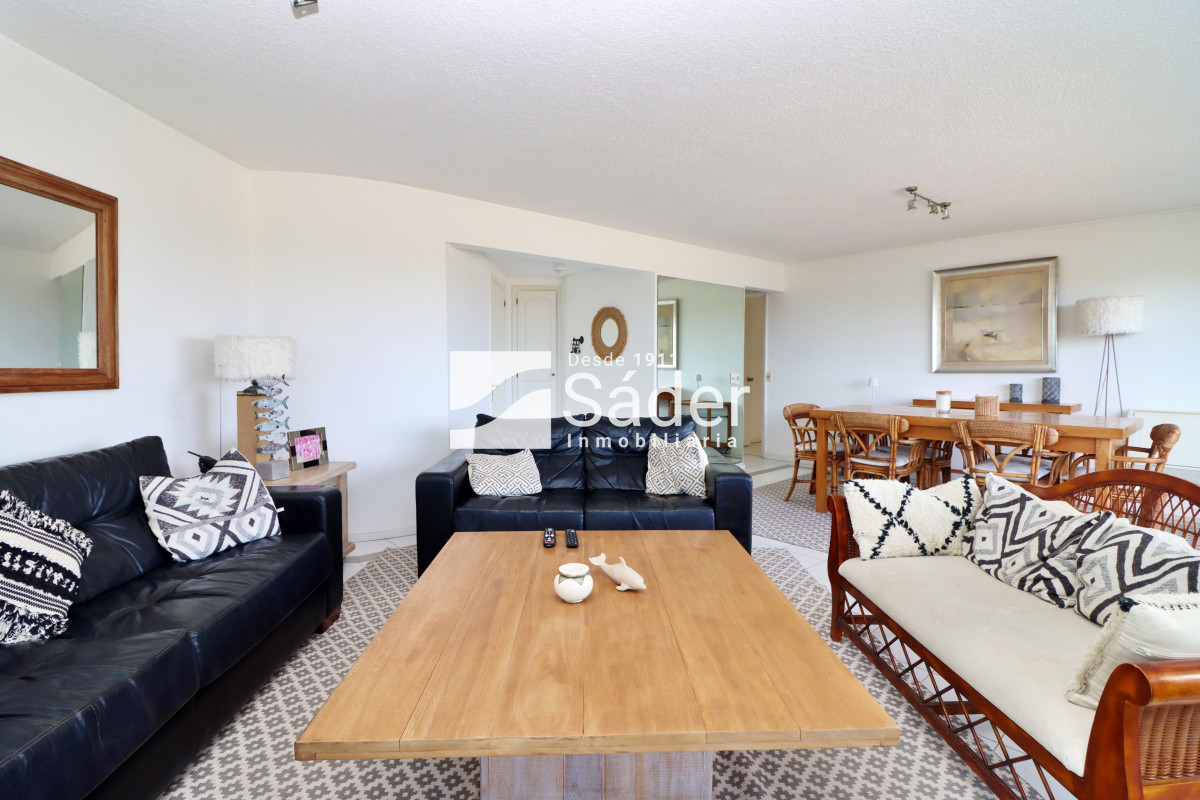 Apartamento ID.3910 - Espacios Amplios y Vista al Mar en Primera Línea