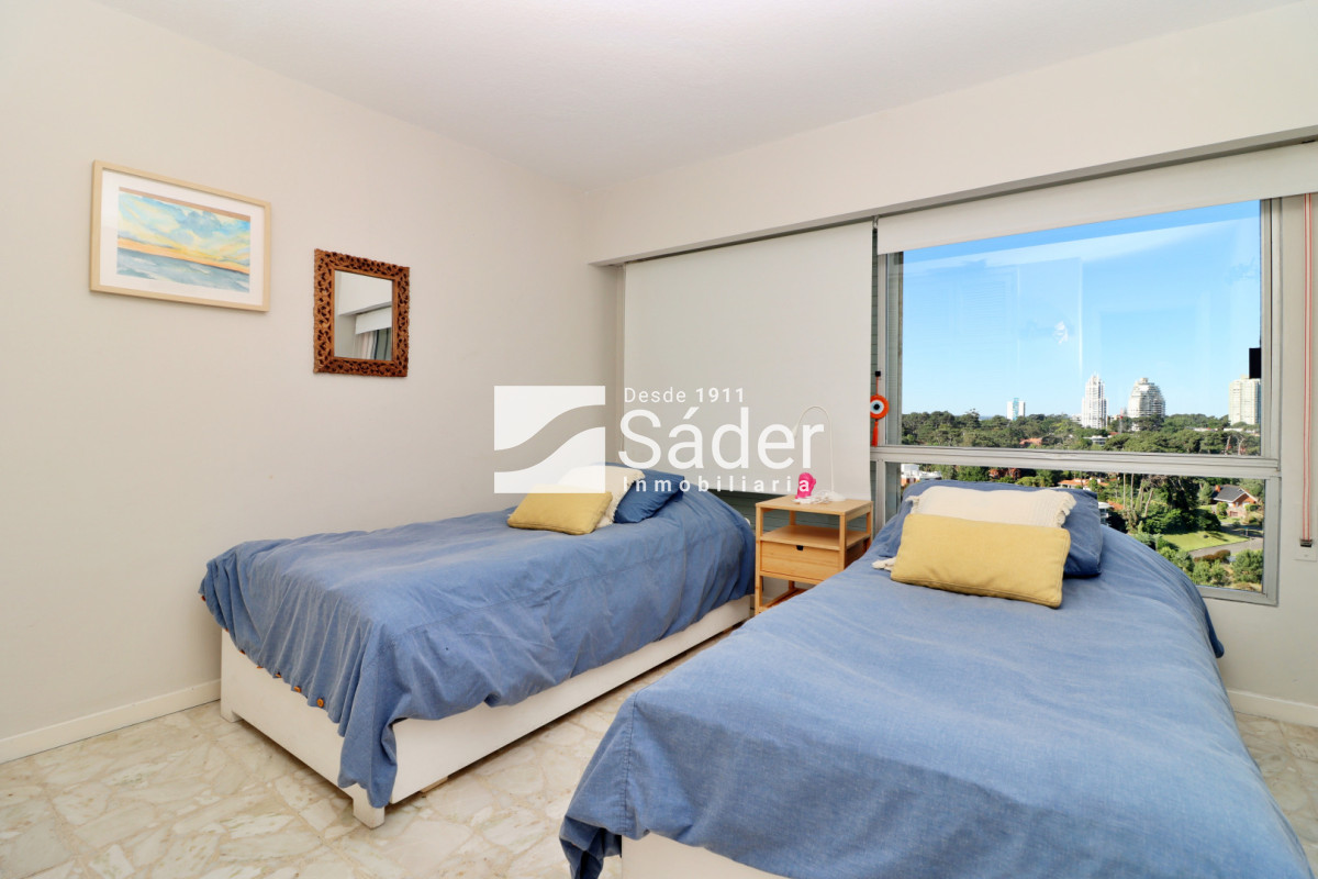 Apartamento ID.4553 - Apto 3 dormitorios. Playa mansa. Edifico de categoria