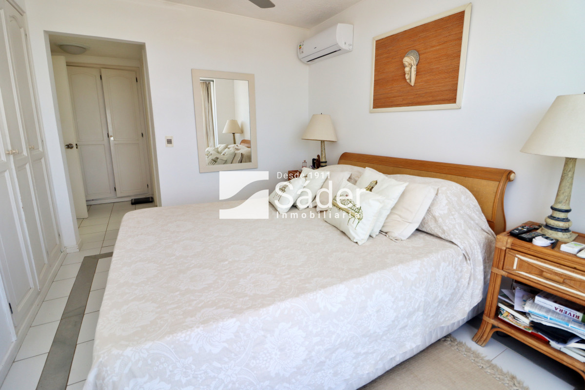 Apartamento ID.3910 - Espacios Amplios y Vista al Mar en Primera Línea