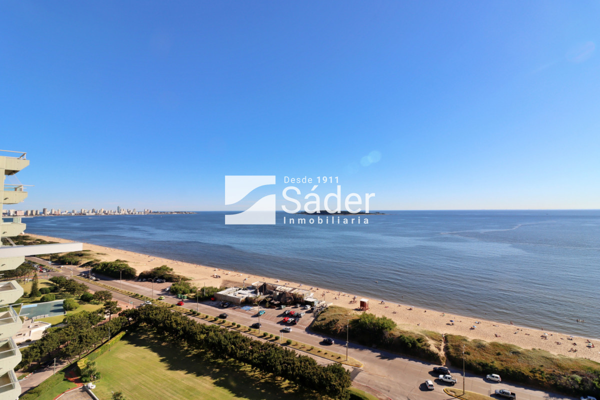 Apartamento ID.4553 - Apto 3 dormitorios. Playa mansa. Edifico de categoria