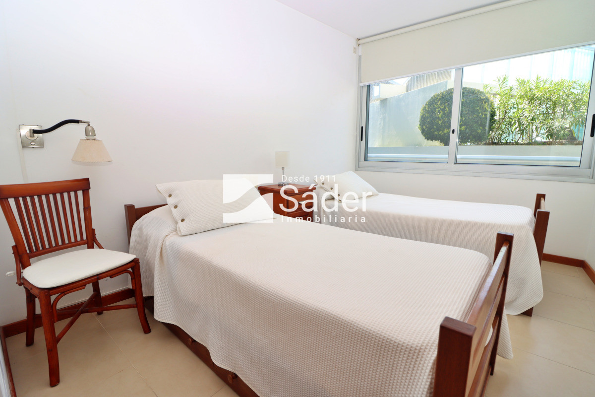 Apartamento ID.4300 - Apto. en alquiler de 3 dormitorios. Frente al mar
