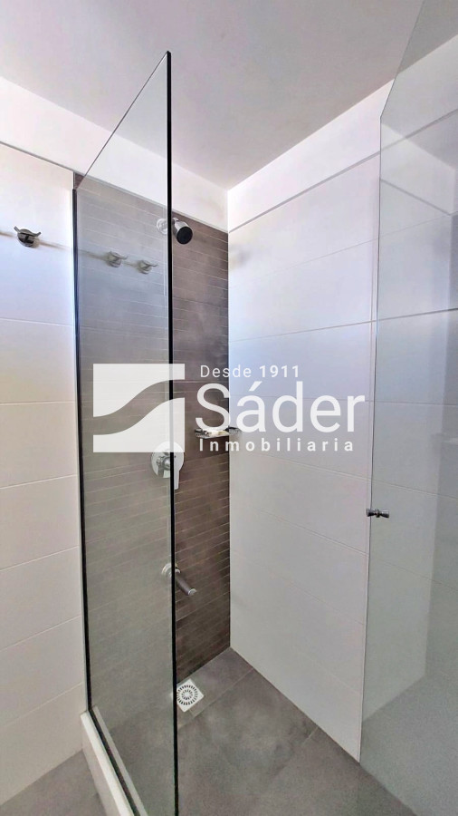 Apartamento ID.4553 - Apto 3 dormitorios. Playa mansa. Edifico de categoria
