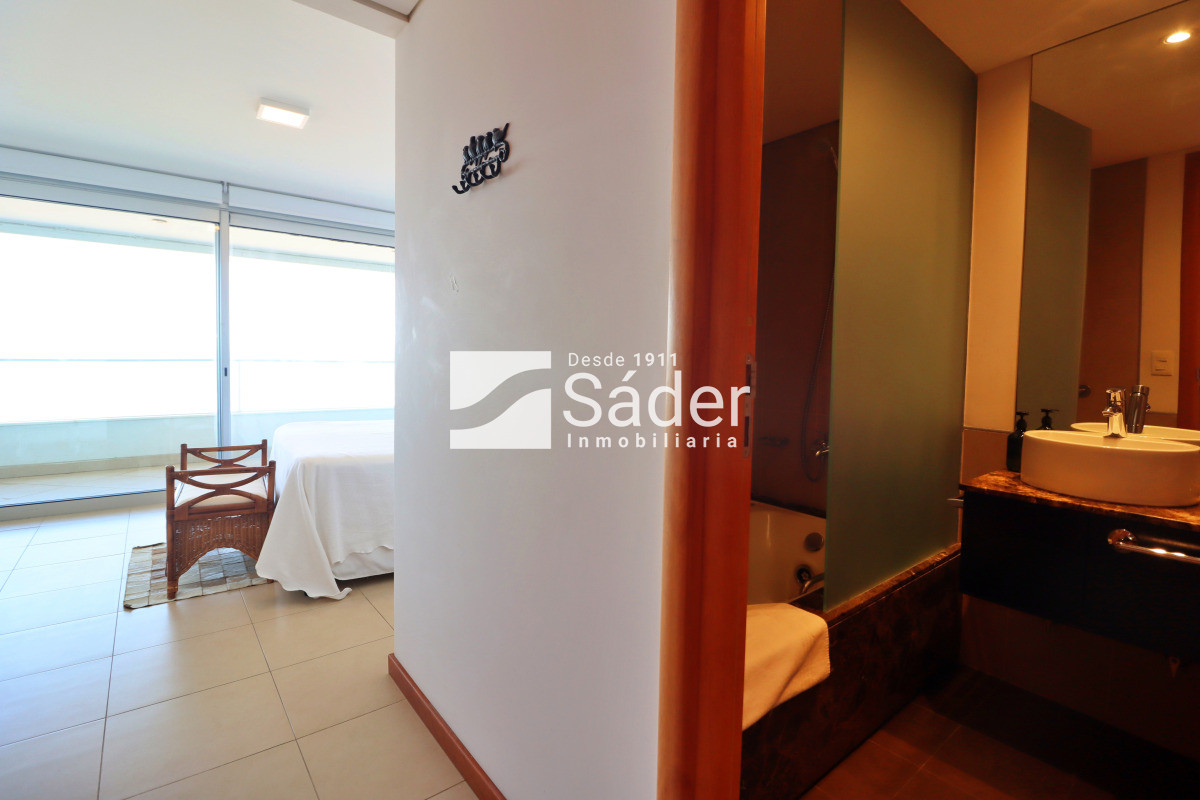 Apartamento ID.4300 - Apto. en alquiler de 3 dormitorios. Frente al mar