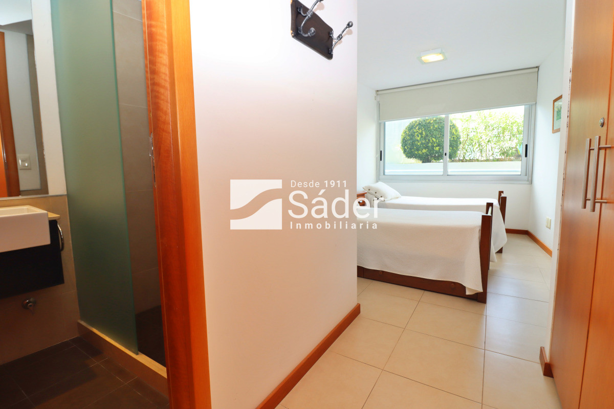 Apartamento ID.4300 - Apto. en alquiler de 3 dormitorios. Frente al mar