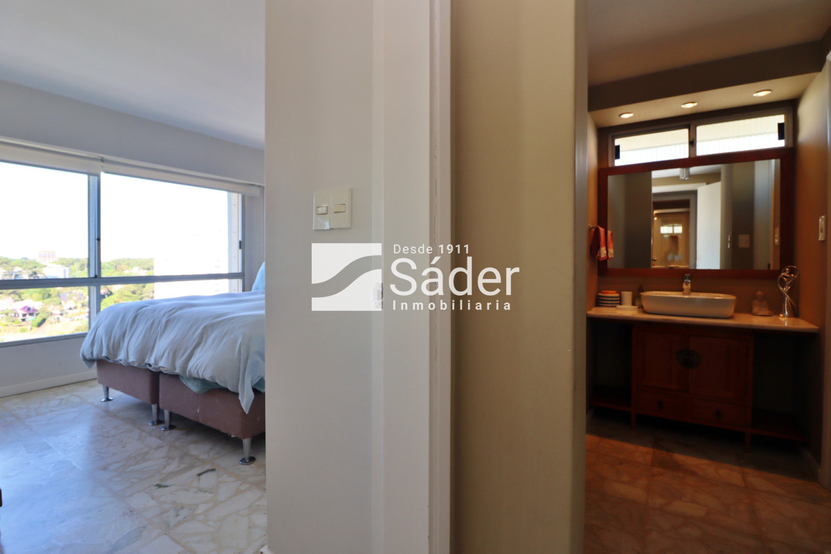 Apartamento ID.4553 - Apto 3 dormitorios. Playa mansa. Edifico de categoria