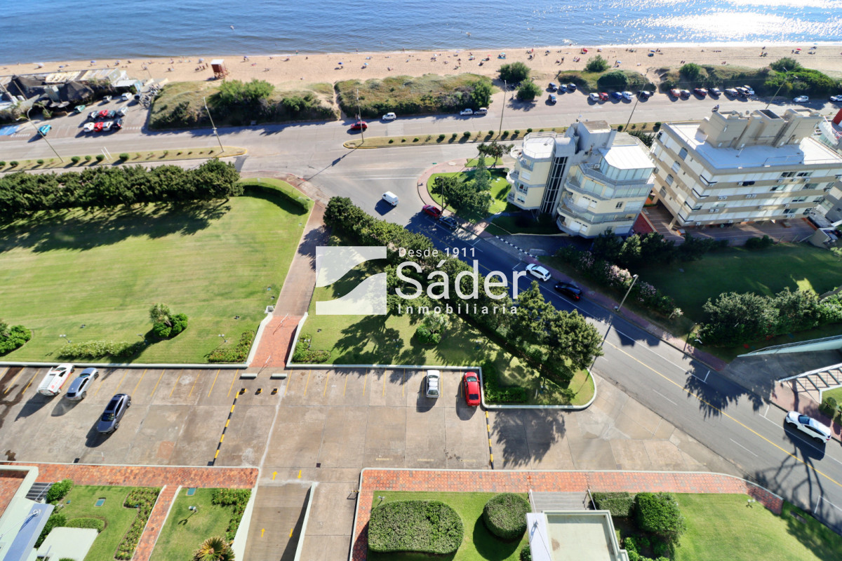 Apartamento ID.4553 - Apto 3 dormitorios. Playa mansa. Edifico de categoria