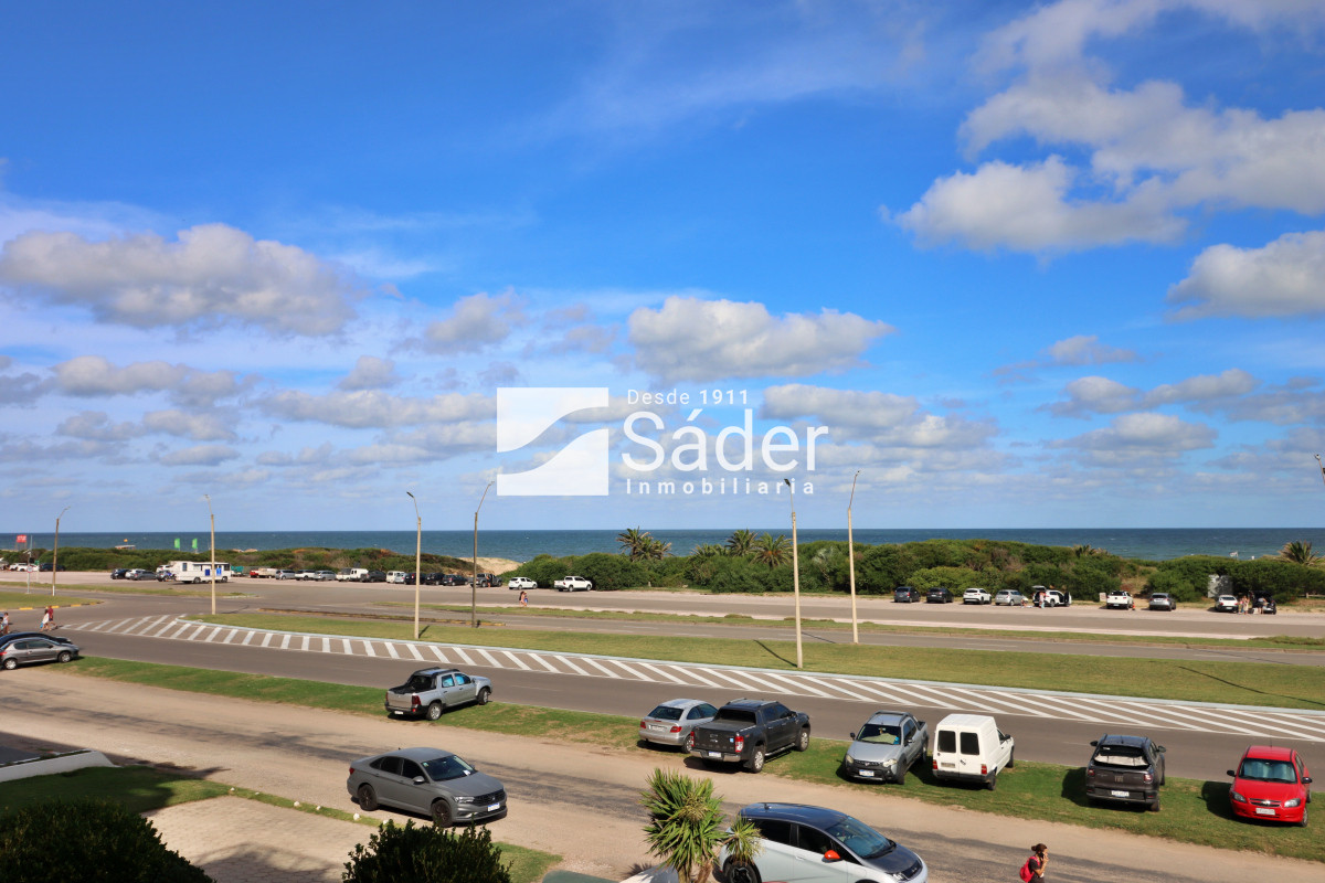Apartamento ID.3910 - Espacios Amplios y Vista al Mar en Primera Línea
