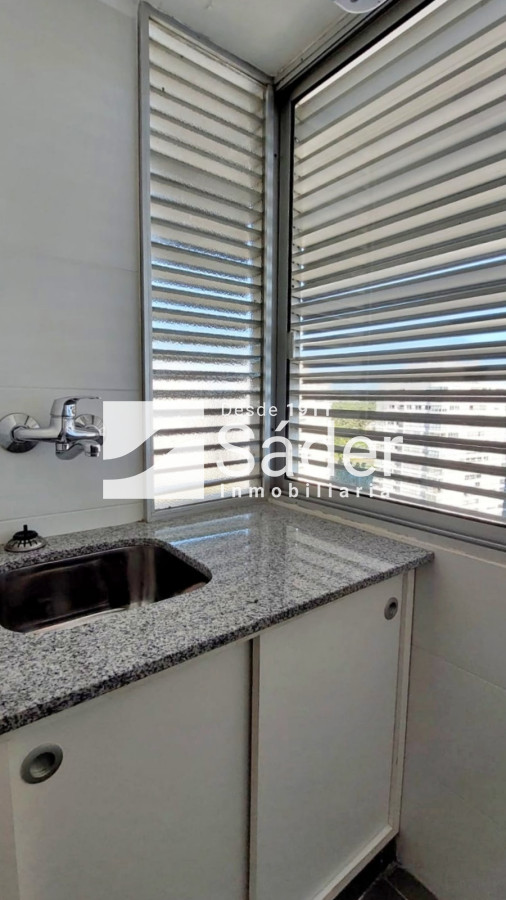 Apartamento ID.4553 - Apto 3 dormitorios. Playa mansa. Edifico de categoria