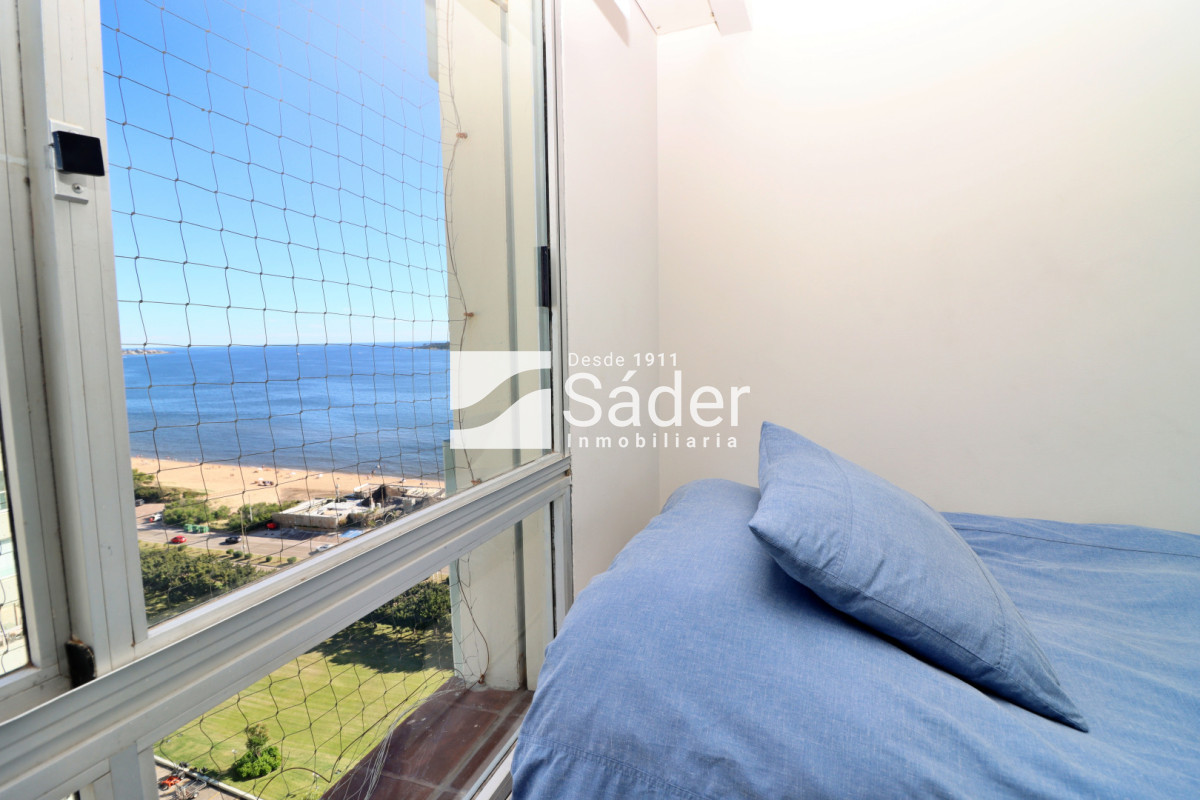 Apartamento ID.4553 - Apto 3 dormitorios. Playa mansa. Edifico de categoria