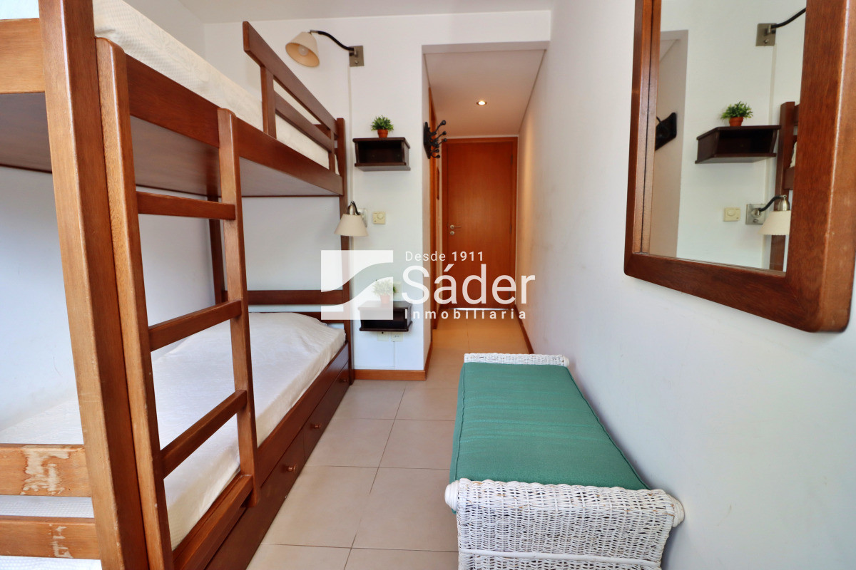 Apartamento ID.4300 - Apto. en alquiler de 3 dormitorios. Frente al mar