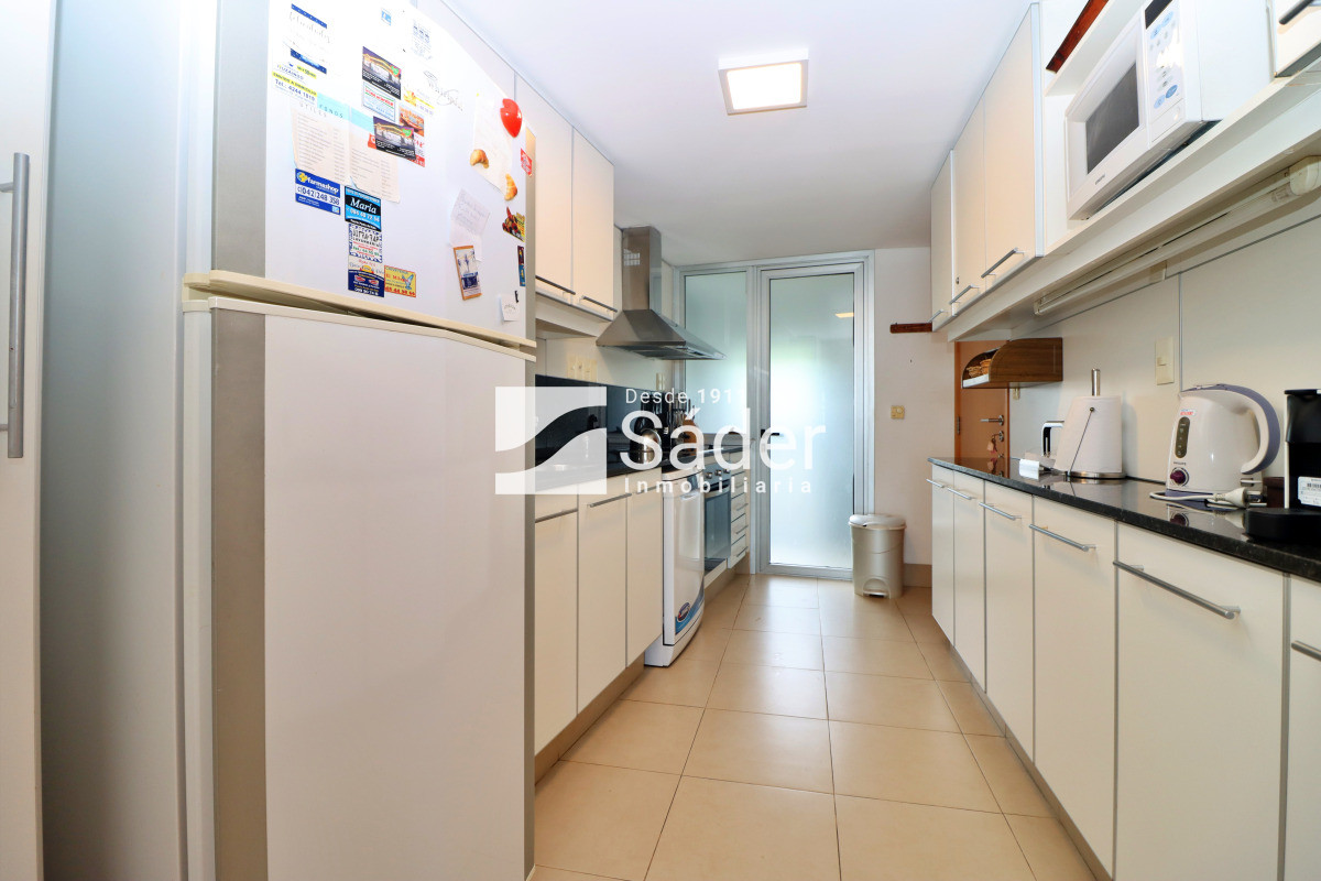 Apartamento ID.4300 - Apto. en alquiler de 3 dormitorios. Frente al mar