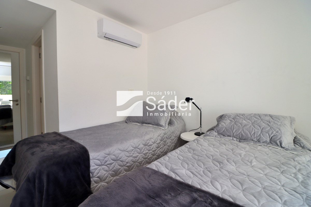 Apartamento ID.4428 - Apto en alquiler. Playa mansa 3 dormitorios en suite
