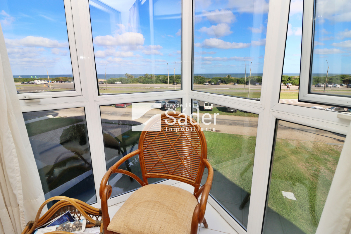 Apartamento ID.3910 - Espacios Amplios y Vista al Mar en Primera Línea