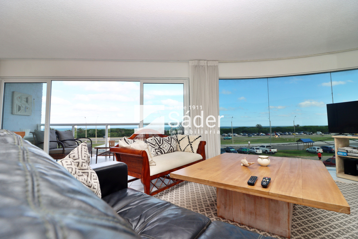 Apartamento ID.3910 - Espacios Amplios y Vista al Mar en Primera Línea