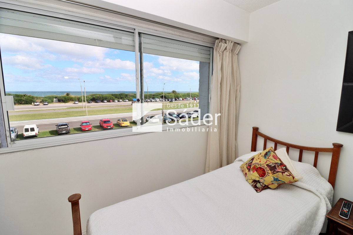 Apartamento ID.3910 - Espacios Amplios y Vista al Mar en Primera Línea