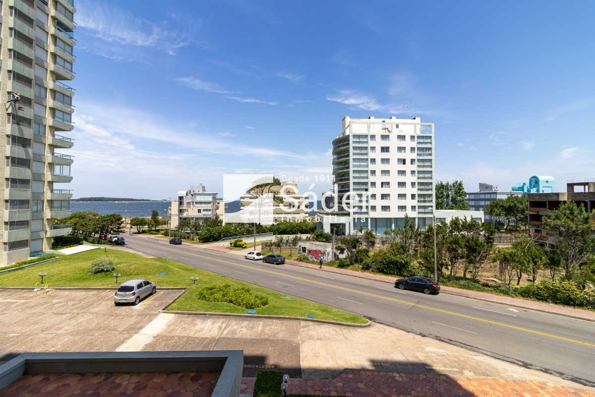 Apartamento ID.3135 - Apartamento en Playa Mansa 3 dormitorios