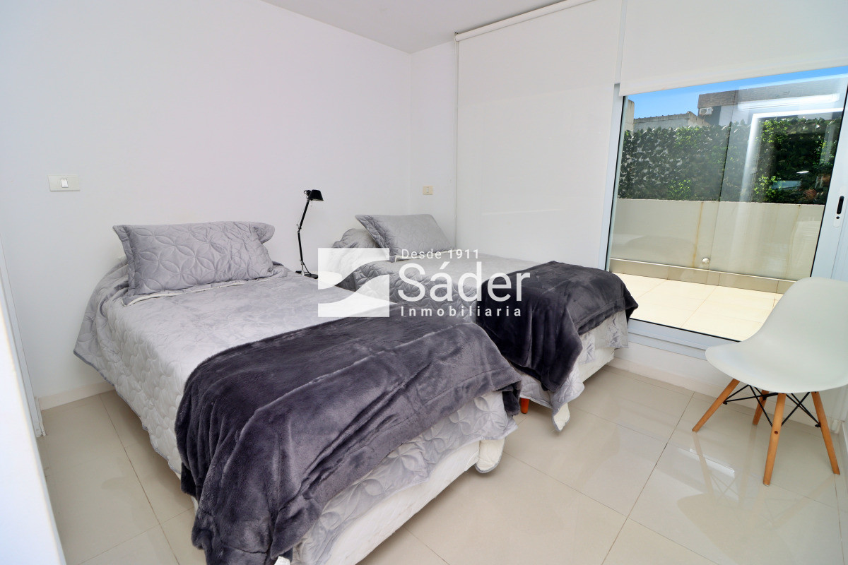 Apartamento ID.4428 - Apto en alquiler. Playa mansa 3 dormitorios en suite