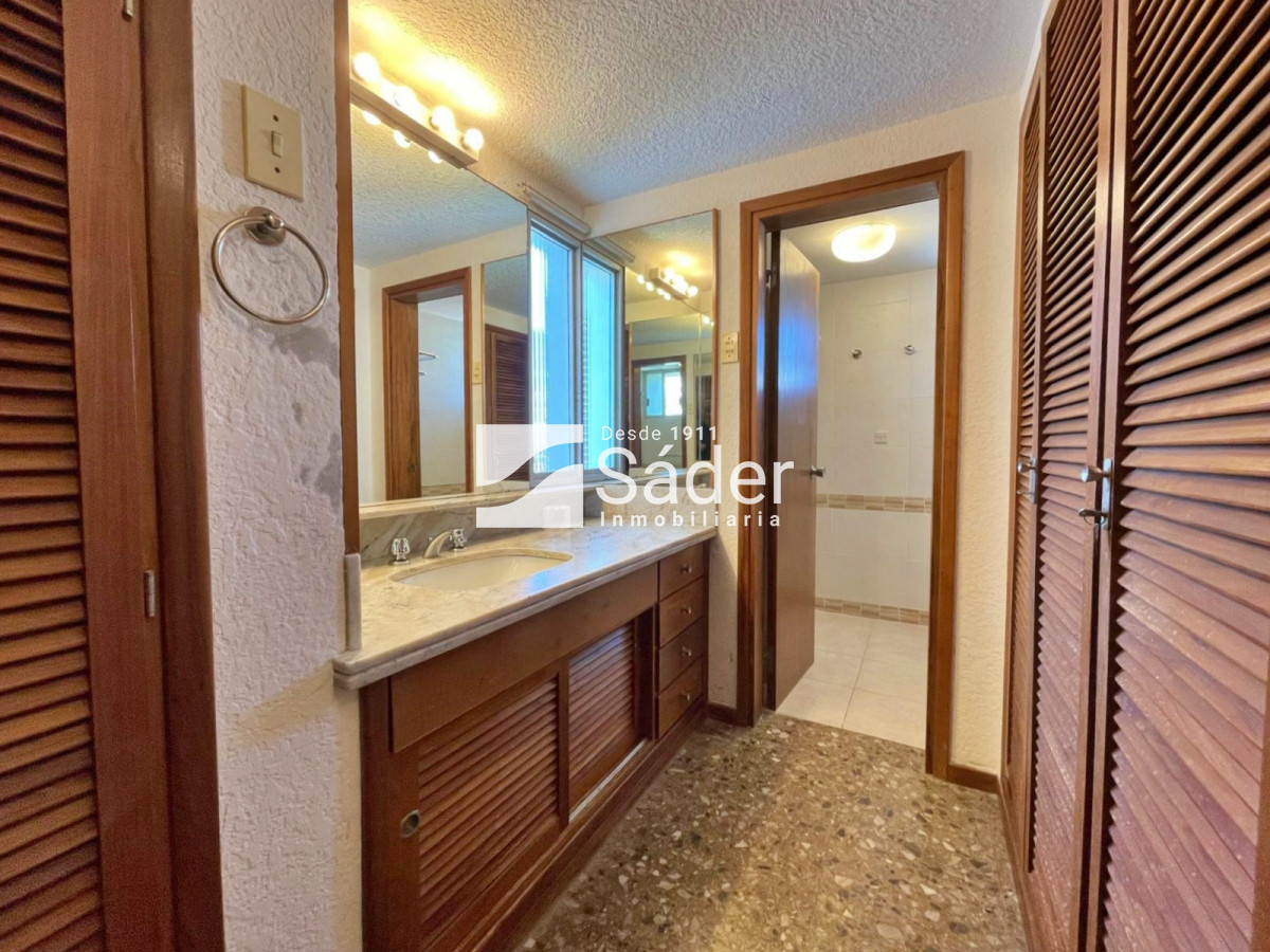 Apartamento ID.4276 - Apto. 3 dorm. con vista al mar. (Playa mansa, pda. 3)