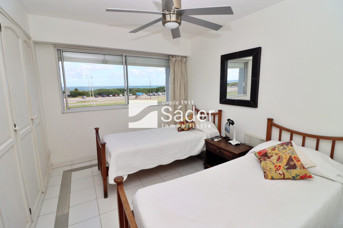 Apartamento ID.3910 - Espacios Amplios y Vista al Mar en Primera Línea